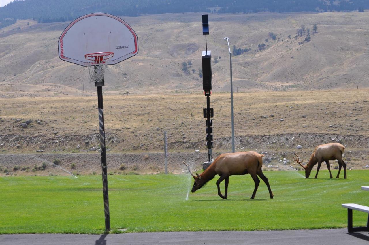 Yellowstone Village Inn And Suites ガーディナー エクステリア 写真