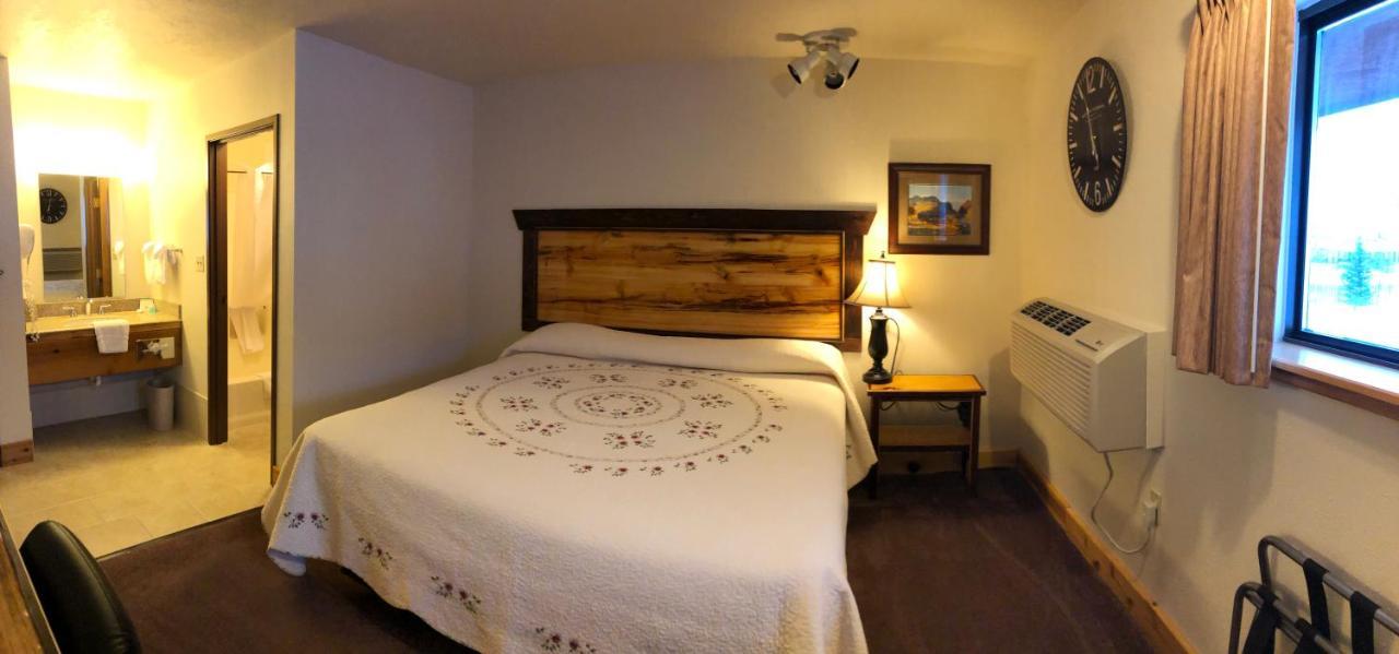 Yellowstone Village Inn And Suites ガーディナー エクステリア 写真